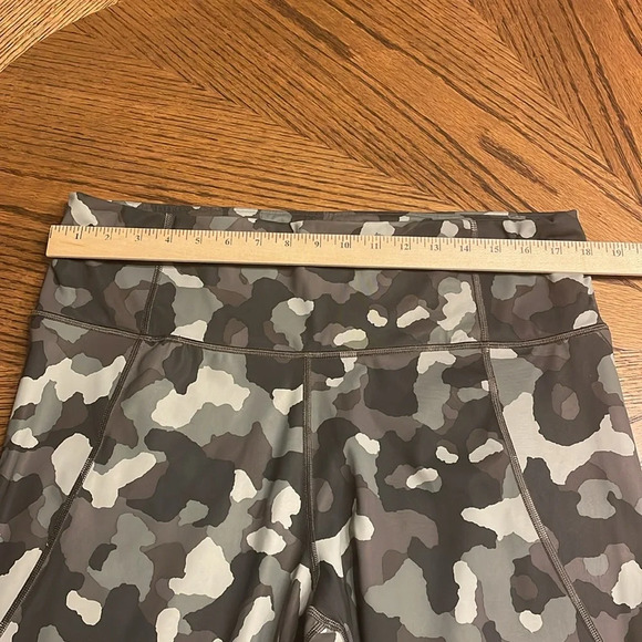 Athleta Ultimate Stash Pocket Camo 7/8 Tight Leggings Size 2X - Picture 7 of 9
